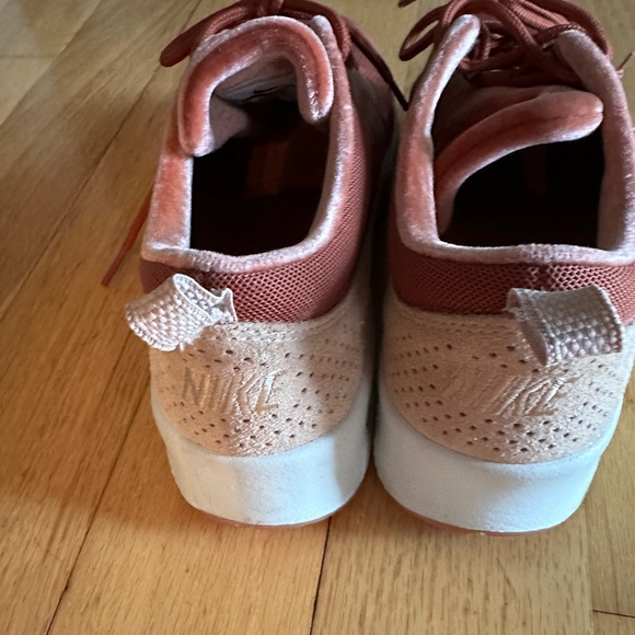 Nike Air Thea size women’s 9 never worn - Picture 2 of 6